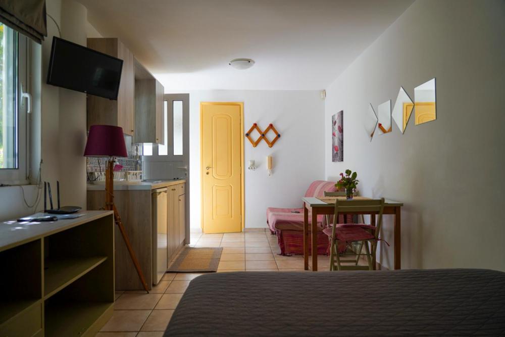 Cosy Guest House With Private Yard Saronida Exterior photo